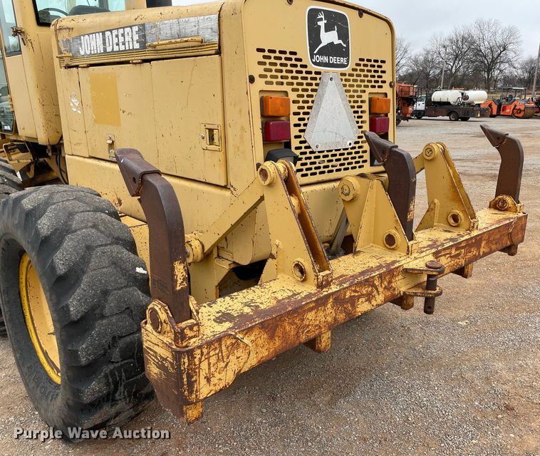 image for item MI9592 1993 John Deere 670B  motor grader