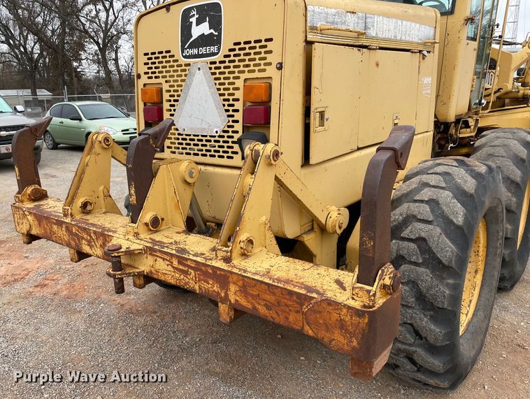 image for item MI9592 1993 John Deere 670B  motor grader