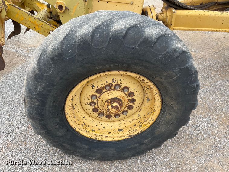 image for item MI9592 1993 John Deere 670B  motor grader