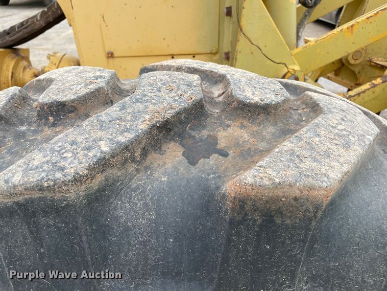 image for item MI9592 1993 John Deere 670B  motor grader