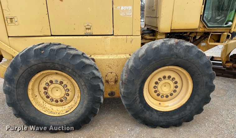 image for item MI9592 1993 John Deere 670B  motor grader