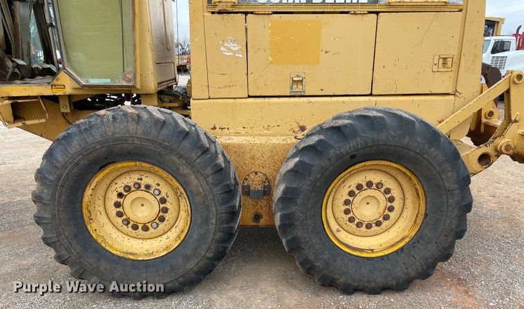 image for item MI9592 1993 John Deere 670B  motor grader