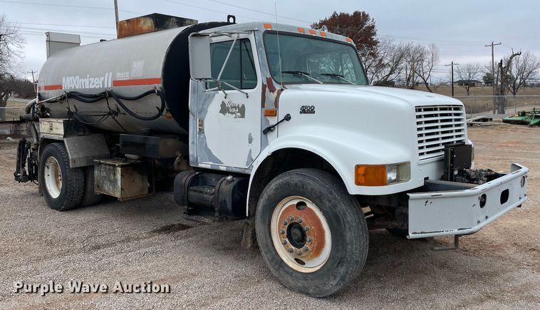 image for item MI9595 1997 International 4700  oil distributor truck