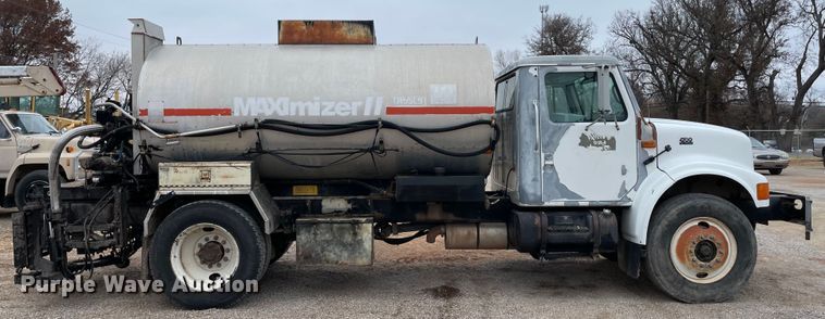 image for item MI9595 1997 International 4700  oil distributor truck