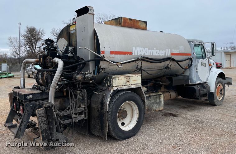 image for item MI9595 1997 International 4700  oil distributor truck