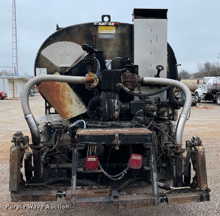 image for item MI9595 1997 International 4700  oil distributor truck