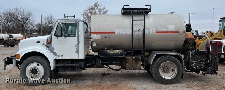 image for item MI9595 1997 International 4700  oil distributor truck