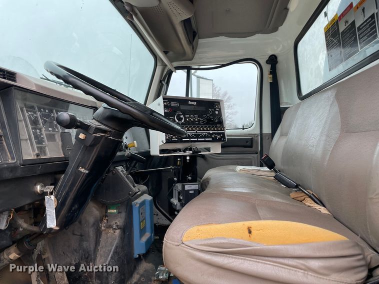 image for item MI9595 1997 International 4700  oil distributor truck