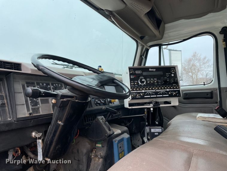 image for item MI9595 1997 International 4700  oil distributor truck