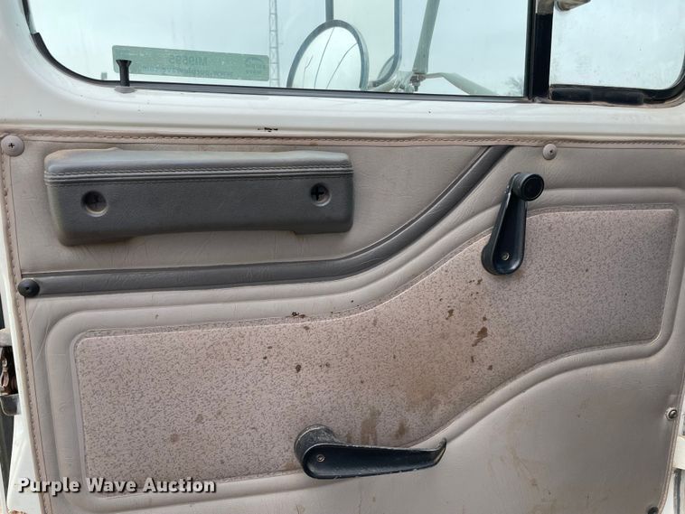 image for item MI9595 1997 International 4700  oil distributor truck