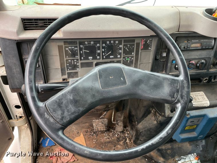 image for item MI9595 1997 International 4700  oil distributor truck