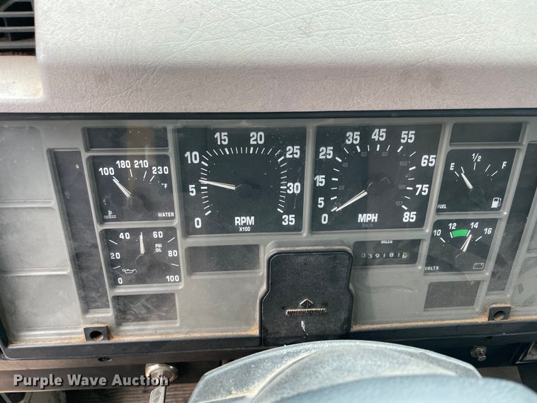 image for item MI9595 1997 International 4700  oil distributor truck