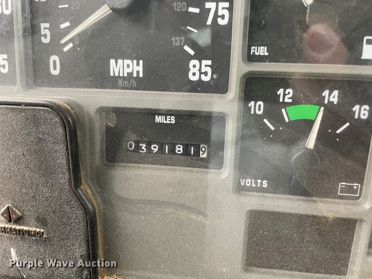 image for item MI9595 1997 International 4700  oil distributor truck