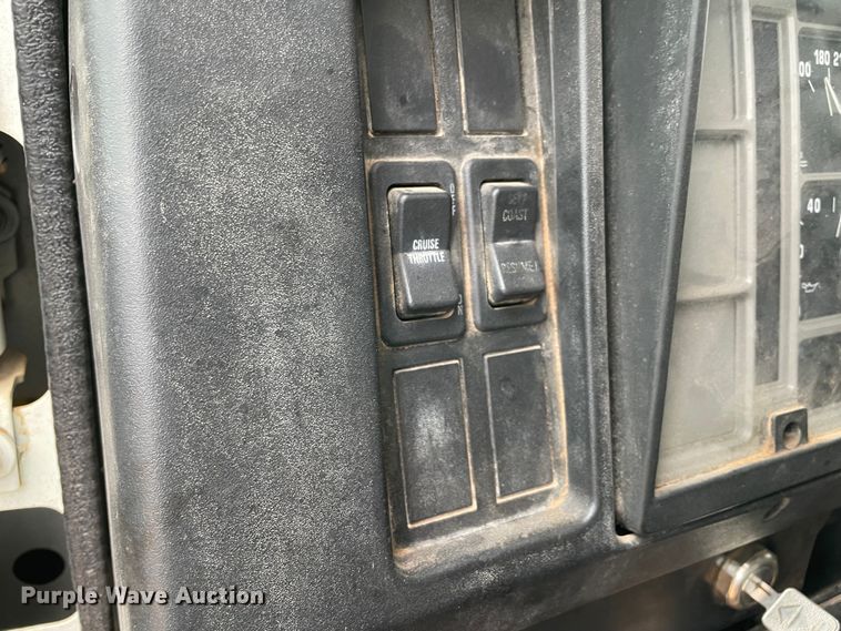 image for item MI9595 1997 International 4700  oil distributor truck