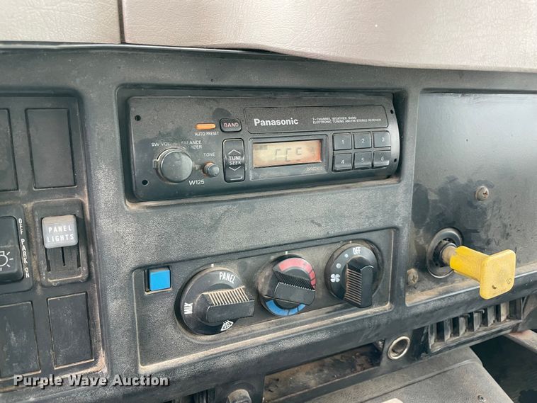 image for item MI9595 1997 International 4700  oil distributor truck