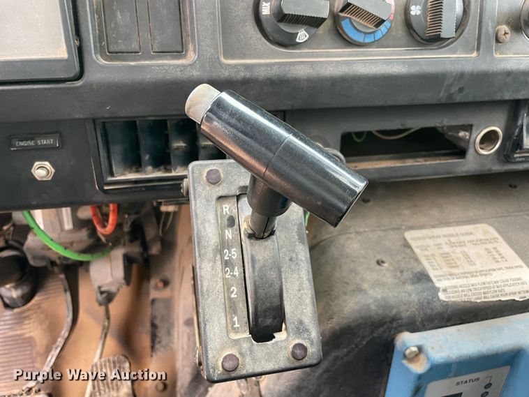 image for item MI9595 1997 International 4700  oil distributor truck