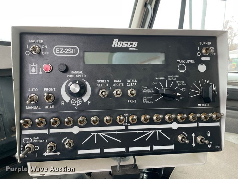 image for item MI9595 1997 International 4700  oil distributor truck