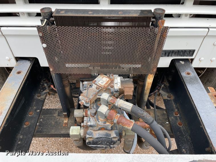 image for item MI9595 1997 International 4700  oil distributor truck