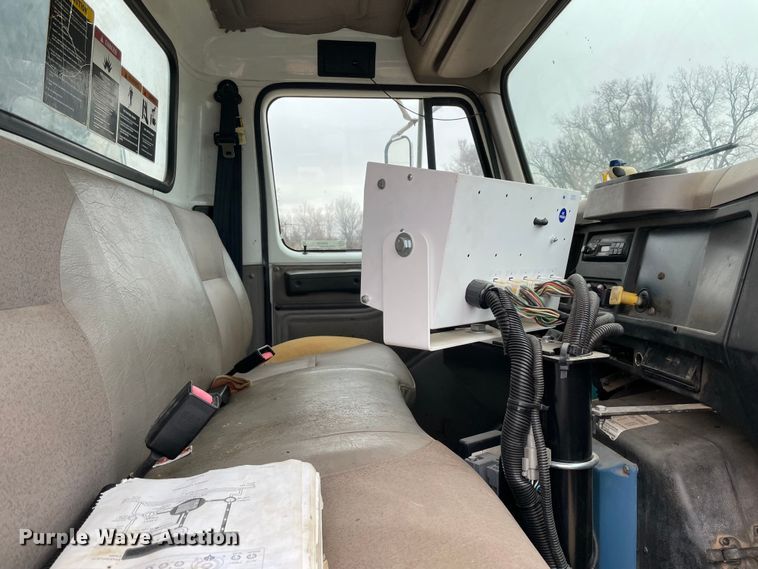 image for item MI9595 1997 International 4700  oil distributor truck