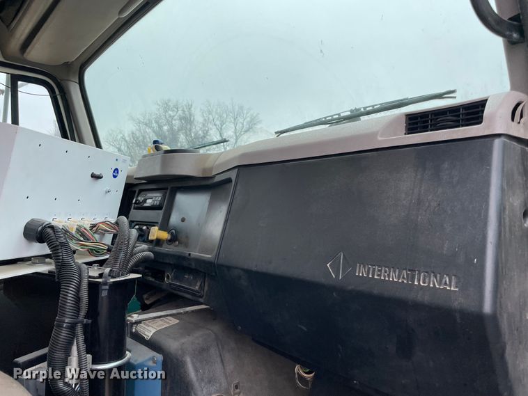 image for item MI9595 1997 International 4700  oil distributor truck