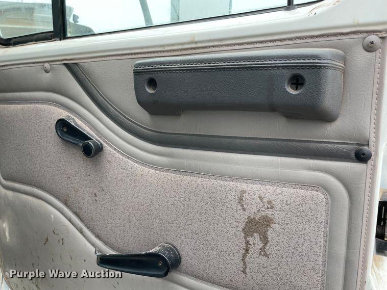 image for item MI9595 1997 International 4700  oil distributor truck