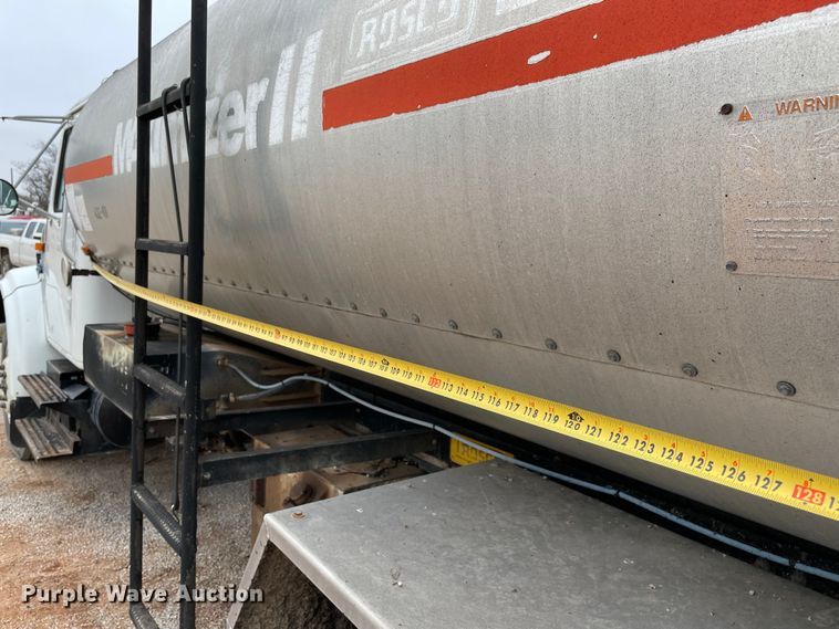 image for item MI9595 1997 International 4700  oil distributor truck