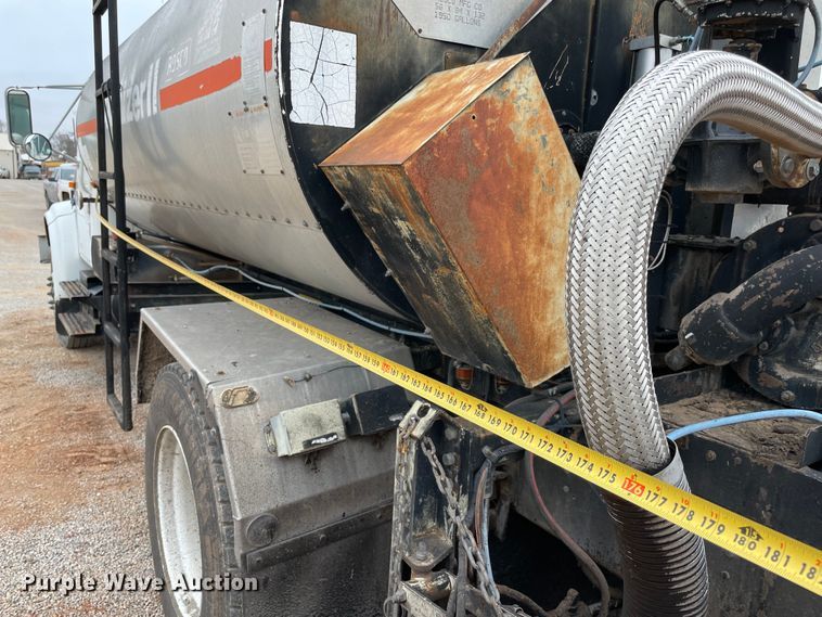 image for item MI9595 1997 International 4700  oil distributor truck