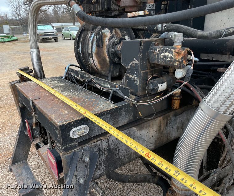 image for item MI9595 1997 International 4700  oil distributor truck