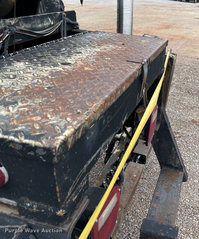 image for item MI9595 1997 International 4700  oil distributor truck