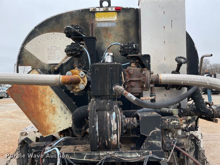 image for item MI9595 1997 International 4700  oil distributor truck