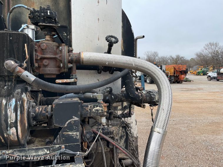 image for item MI9595 1997 International 4700  oil distributor truck