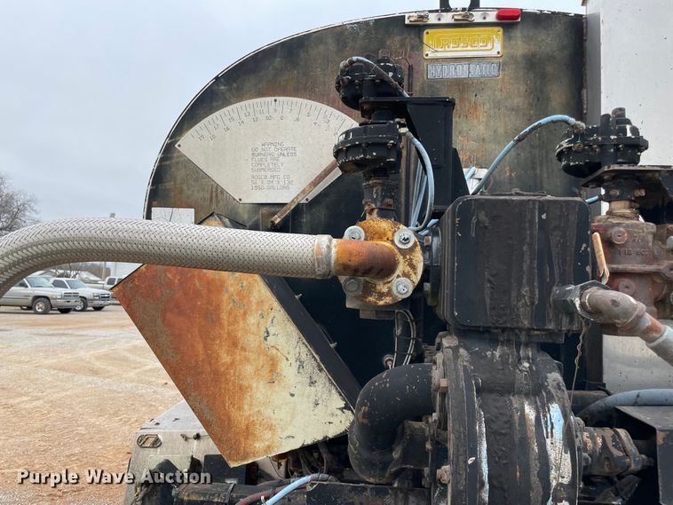 image for item MI9595 1997 International 4700  oil distributor truck