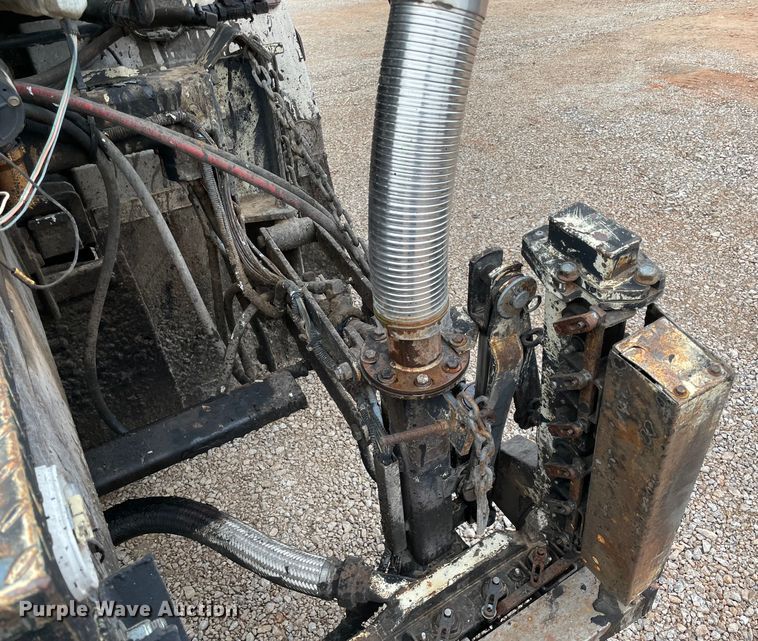 image for item MI9595 1997 International 4700  oil distributor truck