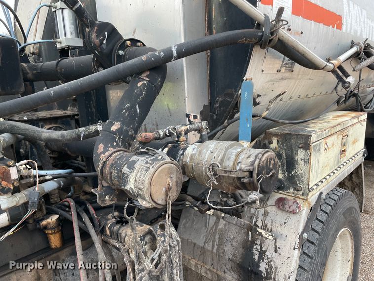 image for item MI9595 1997 International 4700  oil distributor truck