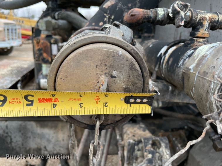 image for item MI9595 1997 International 4700  oil distributor truck