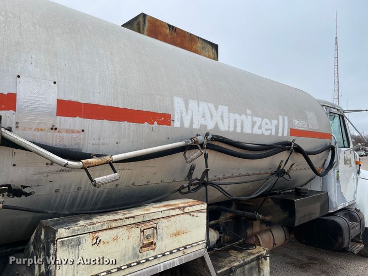 image for item MI9595 1997 International 4700  oil distributor truck