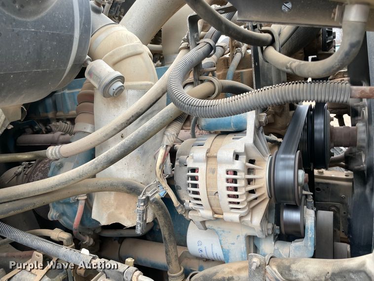 image for item MI9595 1997 International 4700  oil distributor truck