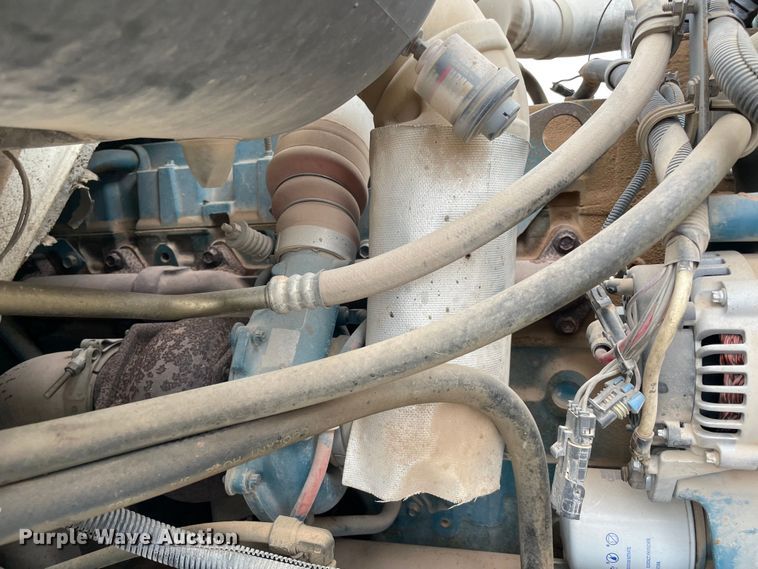 image for item MI9595 1997 International 4700  oil distributor truck