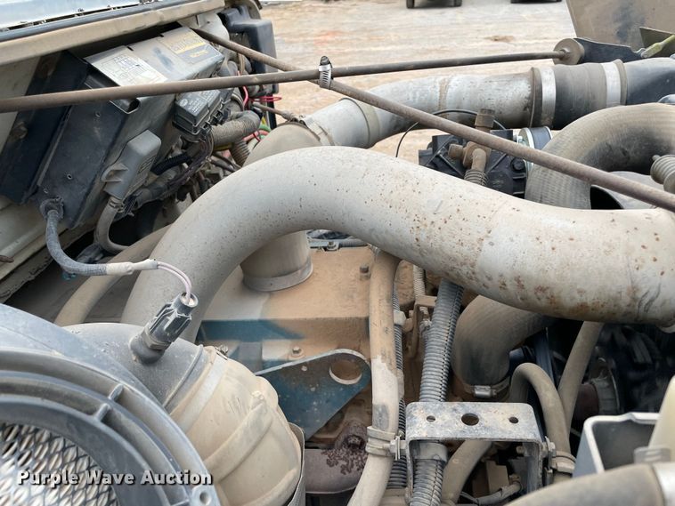 image for item MI9595 1997 International 4700  oil distributor truck