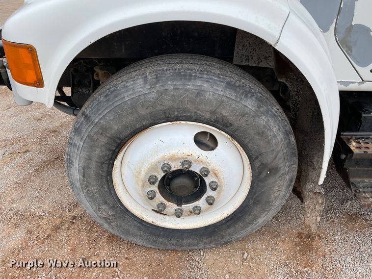 image for item MI9595 1997 International 4700  oil distributor truck