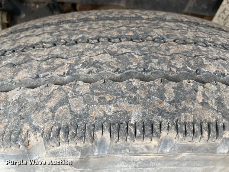 image for item MI9595 1997 International 4700  oil distributor truck