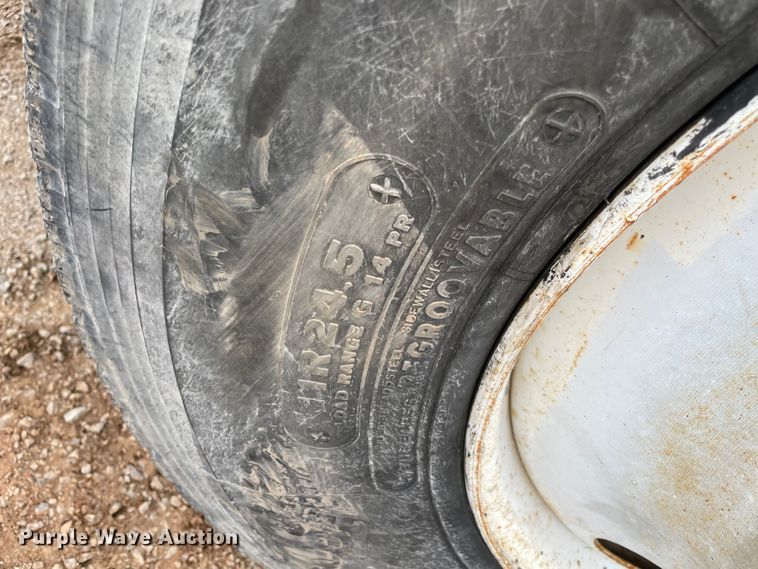 image for item MI9595 1997 International 4700  oil distributor truck