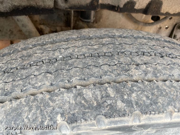 image for item MI9595 1997 International 4700  oil distributor truck