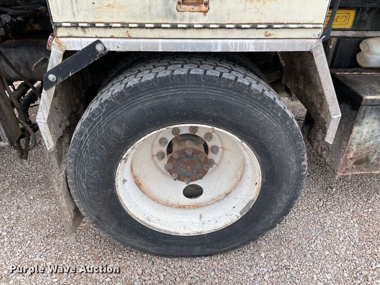 image for item MI9595 1997 International 4700  oil distributor truck