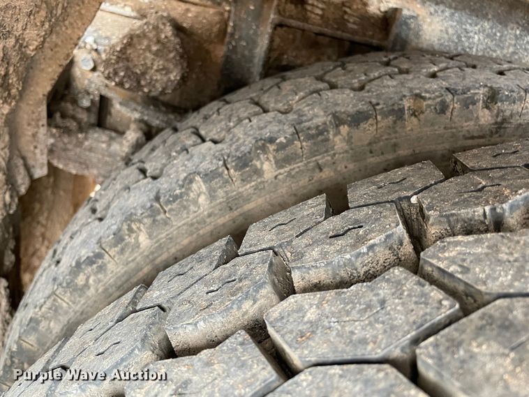 image for item MI9595 1997 International 4700  oil distributor truck