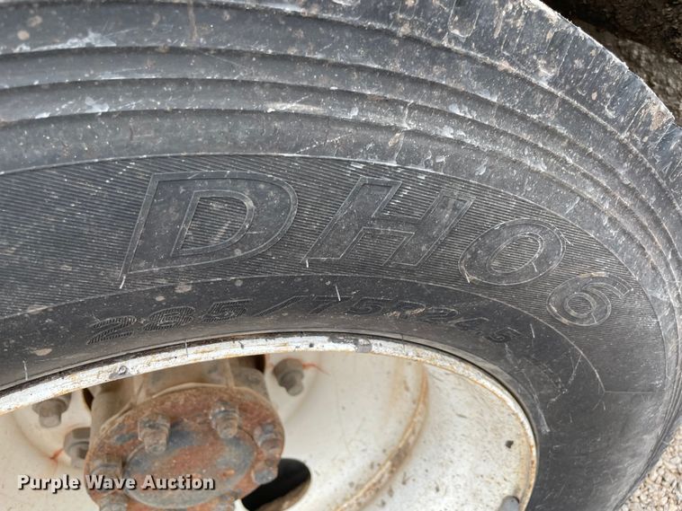 image for item MI9595 1997 International 4700  oil distributor truck