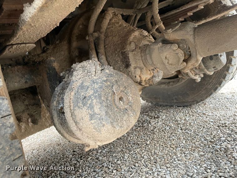 image for item MI9595 1997 International 4700  oil distributor truck