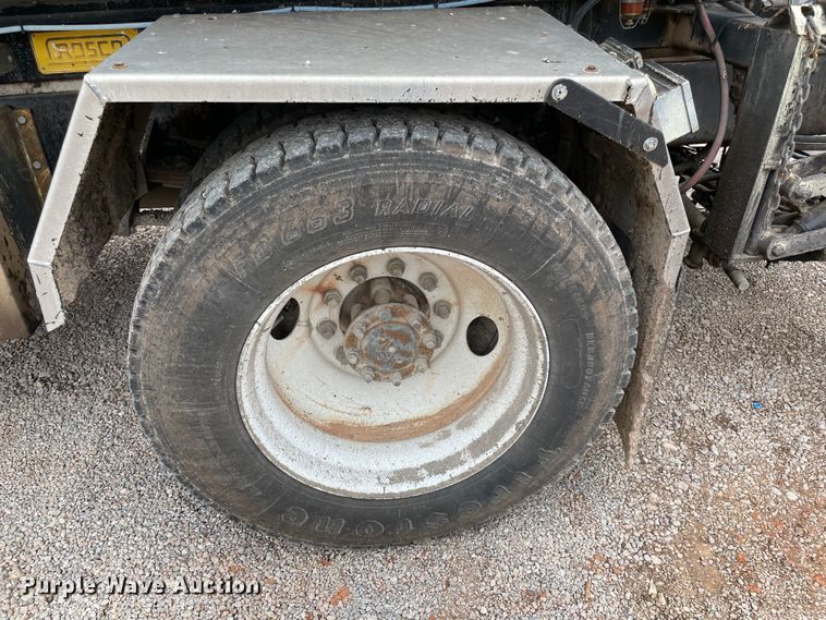 image for item MI9595 1997 International 4700  oil distributor truck