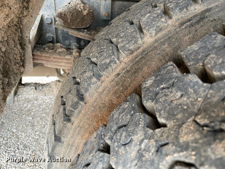 image for item MI9595 1997 International 4700  oil distributor truck