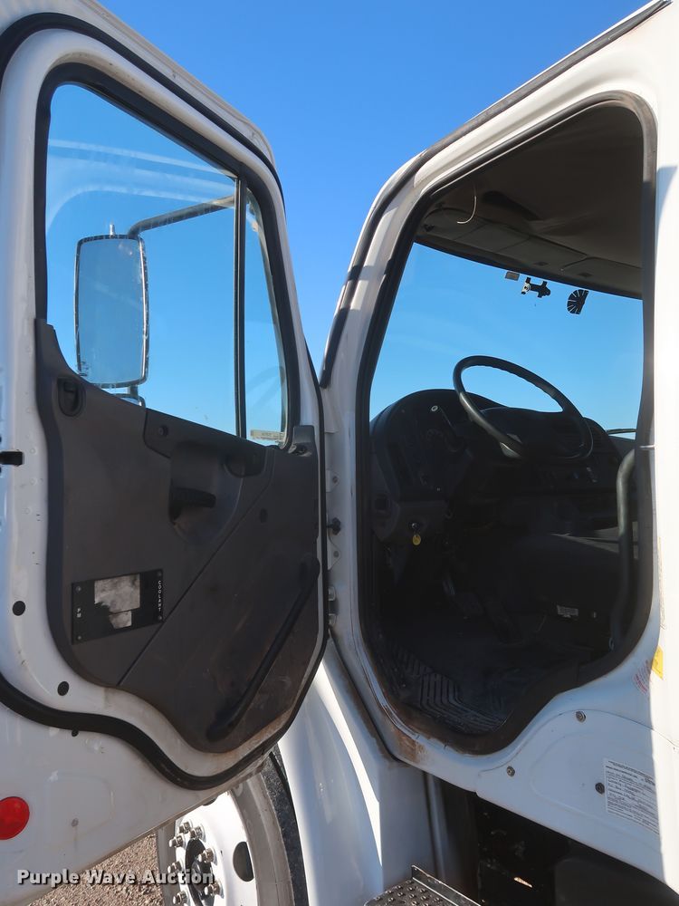 image for item MJ9194 2010 Freightliner Business Class M2  fuel / lube truck